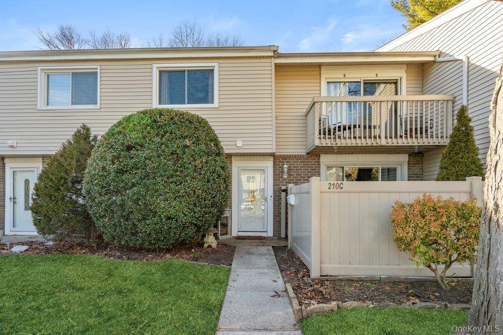 Welcome to this well maintained 2 bedroom, 1.