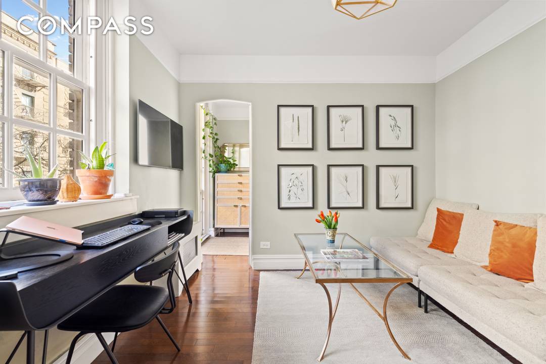 Set within one of the city s more architecturally distinctive prewar cooperatives, this beautifully bright one bedroom residence offers an ideal opportunity for first time buyers, professionals, and investors.