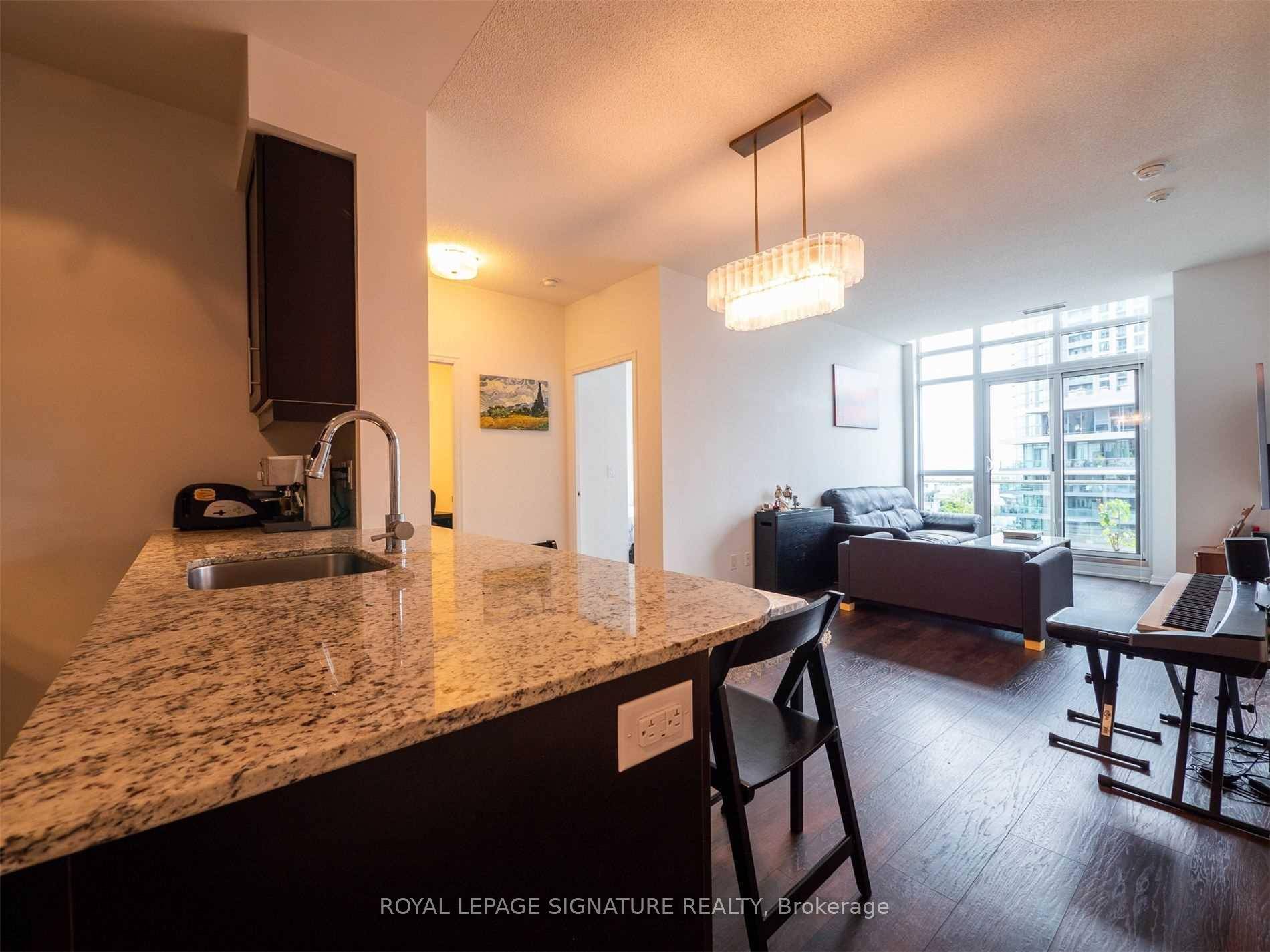 York Harbour Club Luxury living by Toronto's Waterfront !
