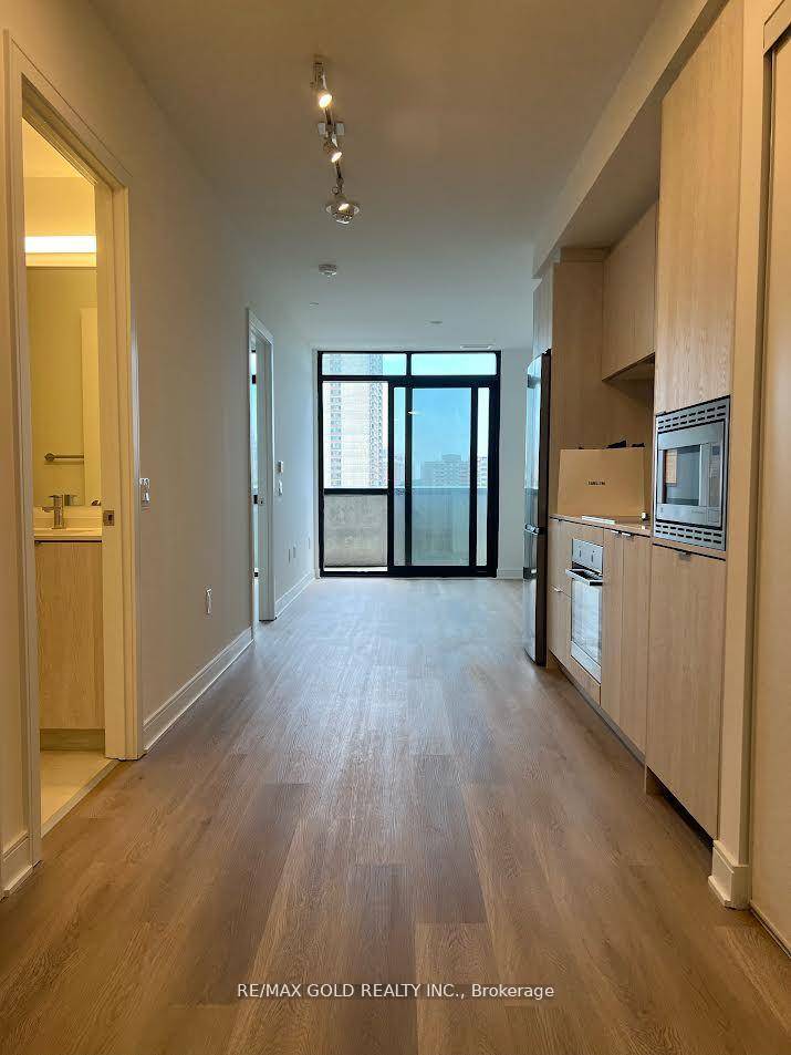 Enjoy the great views and soak in all the natural light in this Brand new breath taking 1 1 bedroom, 2 washroom unit located at Hurontario and Dundas.