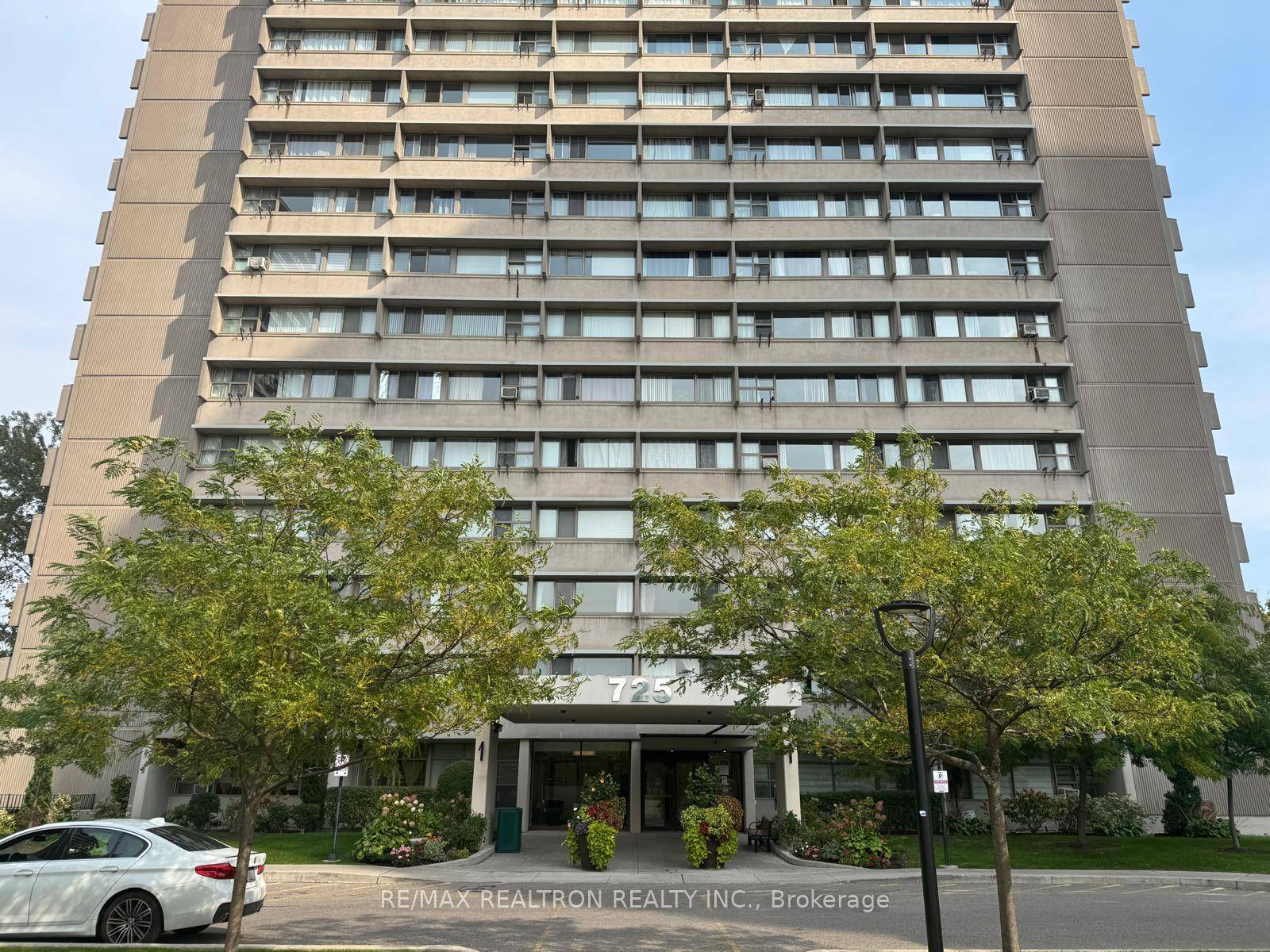 Welcome to unit 305 Investors Dream !