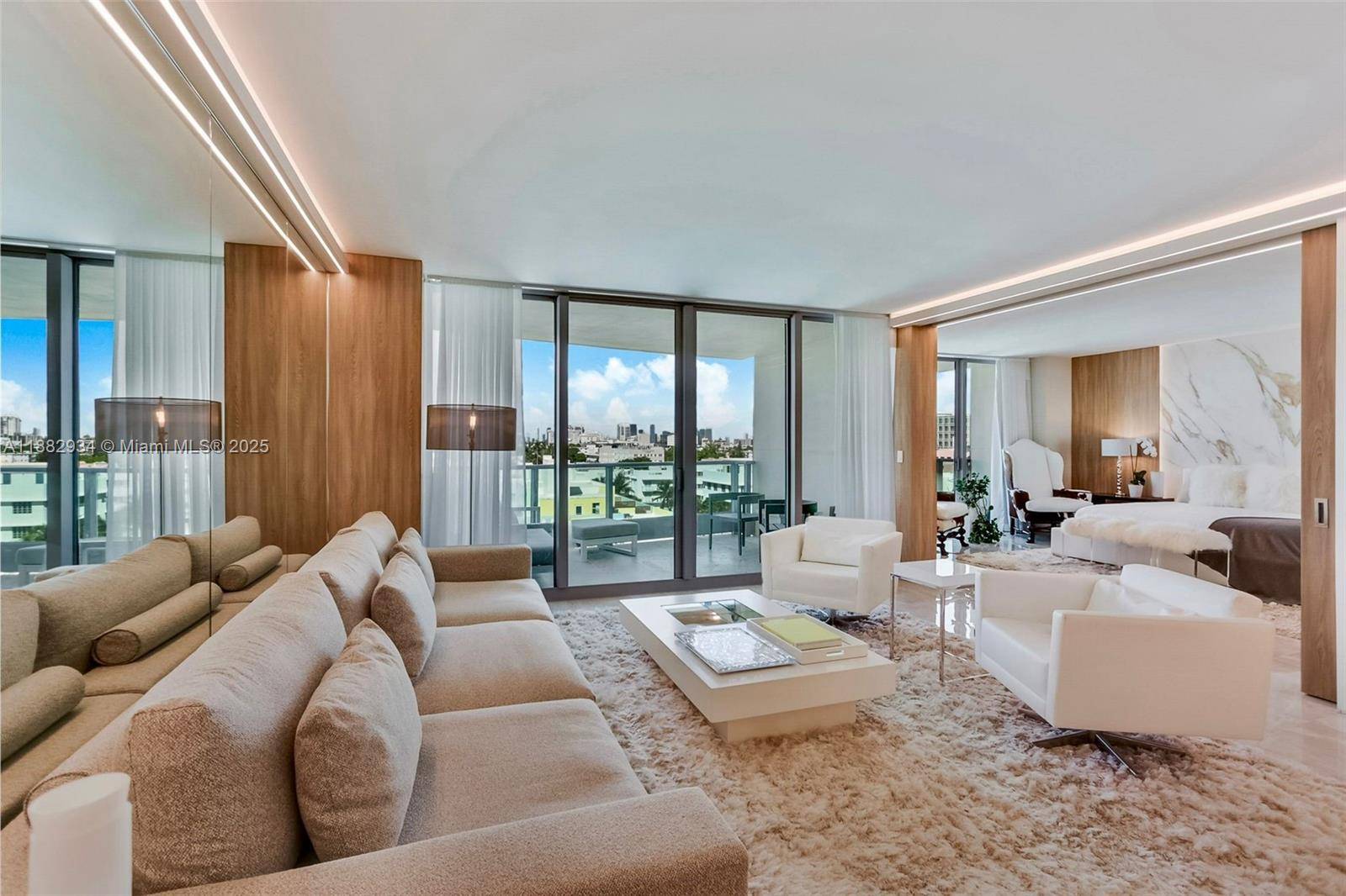 Welcome at IL VILLAGGIO 811, one of Miami Beach s most coveted addresses.