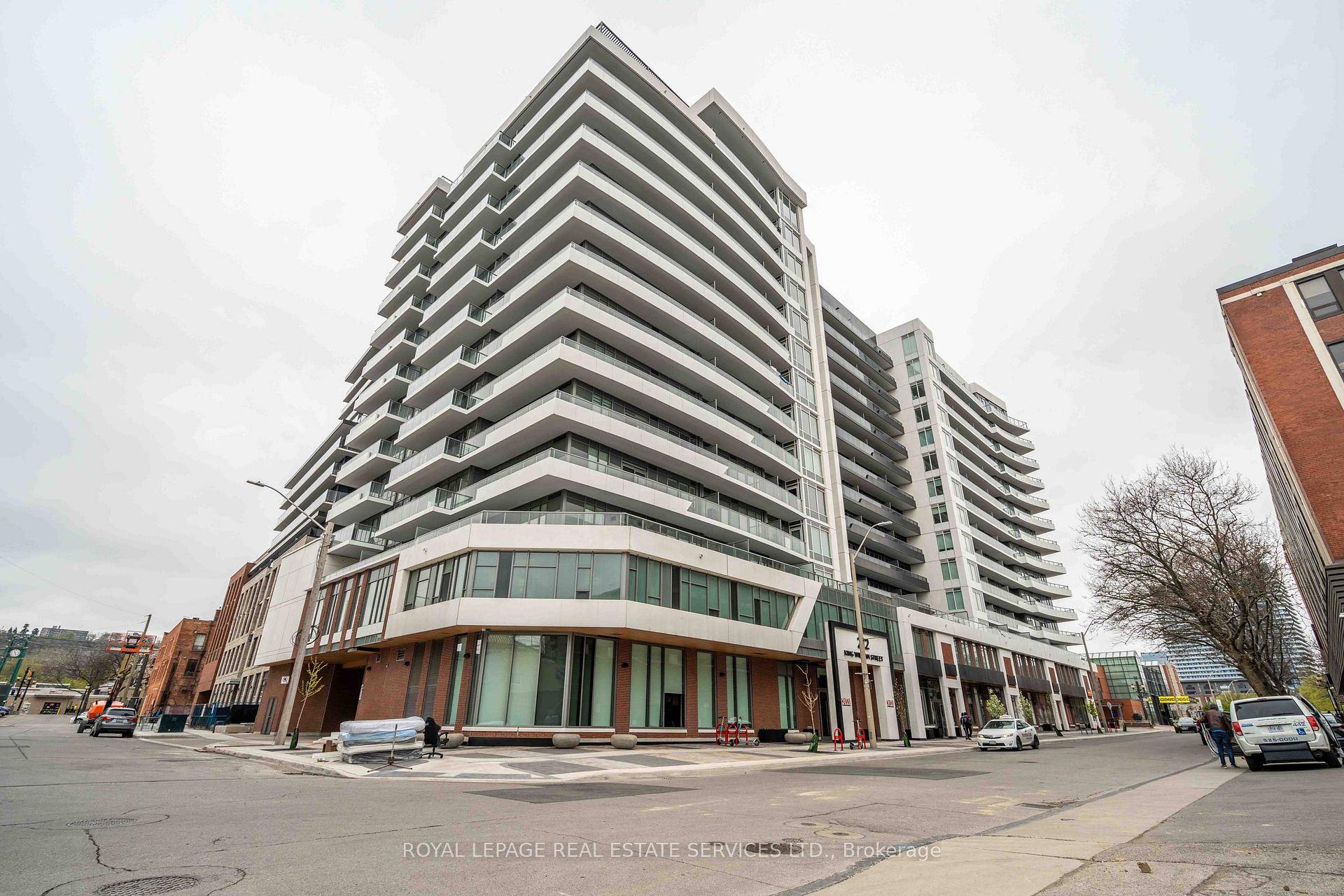 Students Welcome ! Private Primary Bedroom with Ensuite for Rent in a Stunning 823 sq ft Corner Penthouse Condo.