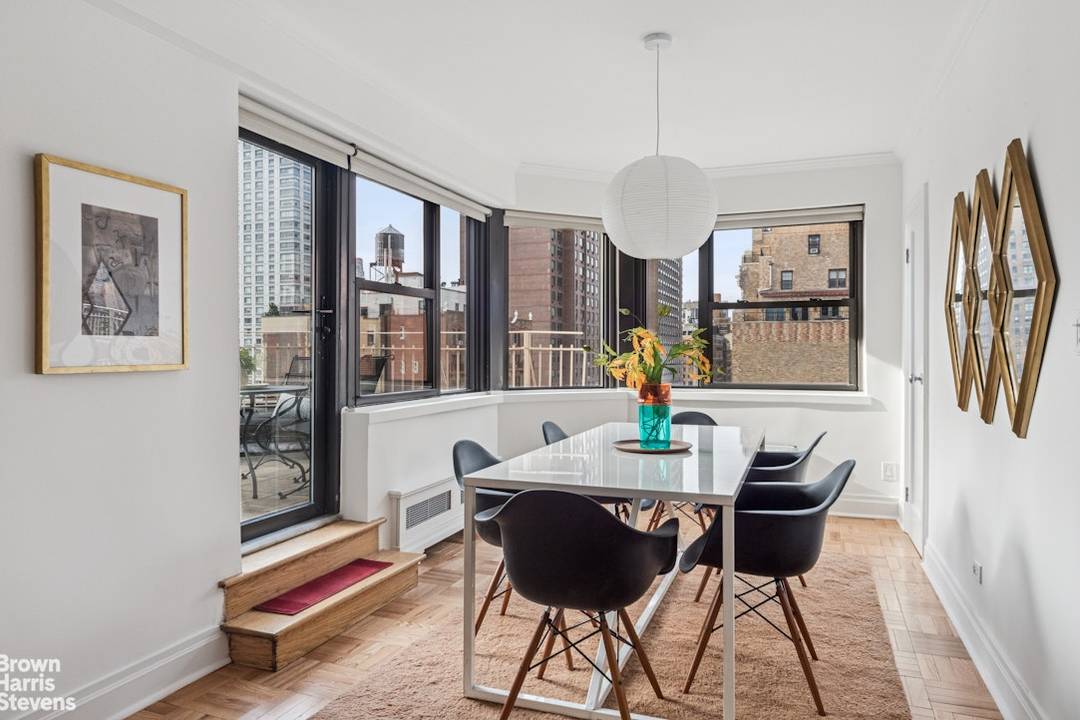 SPACIOUS AND SUNNY WITH A PRIVATE OUTDOOR TERRACE !