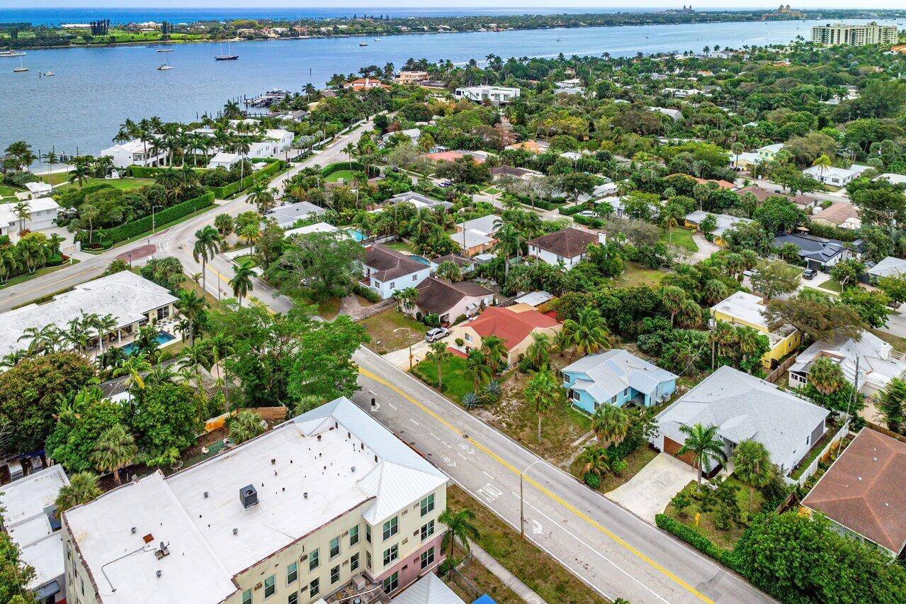 Prime West Palm Beach location just a two minute walk to the Intracoastal Waterway !
