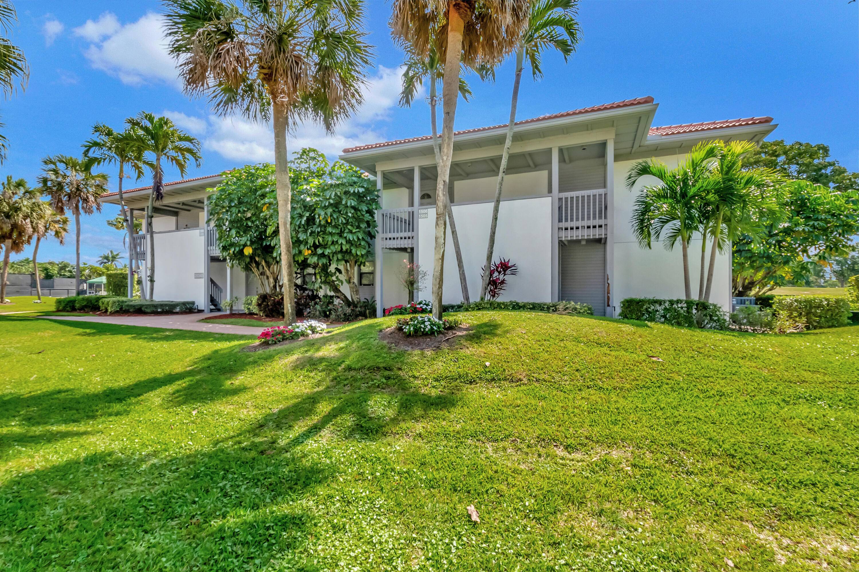 LIVE THE BOCA WEST LIFESTYLE.