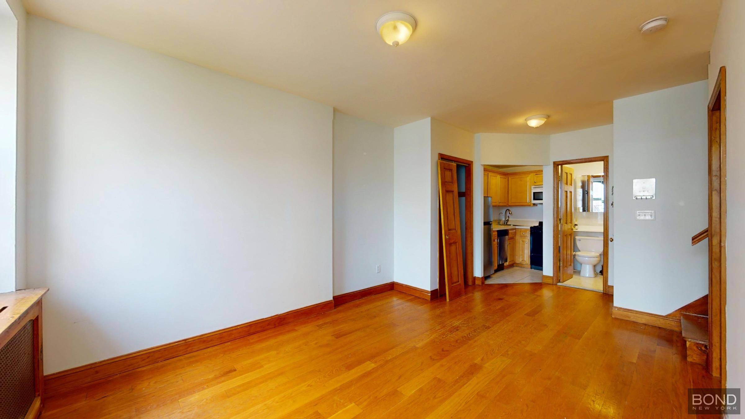 Massive 1 bedroom apartment features large living room, queen size bedroom, stainless steel kitchen and a roof access !