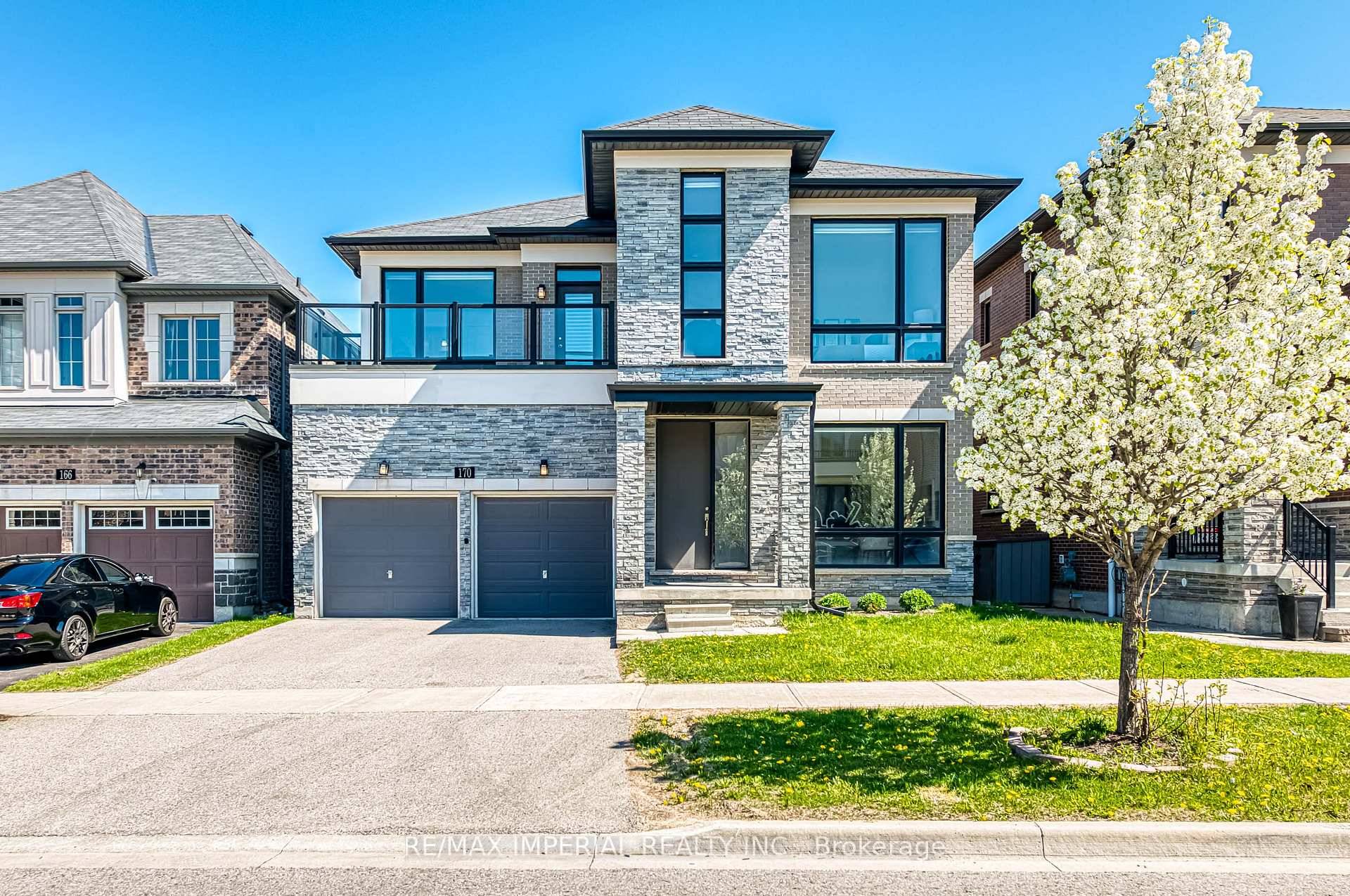 RAVINE LOT 10 FT CEILINGS MODERN DESIGN HOME Welcome to 170 Scrivener Dr a sun filled modern and sleek masterpiece backing onto a serene ravine in one of Aurora's most ...