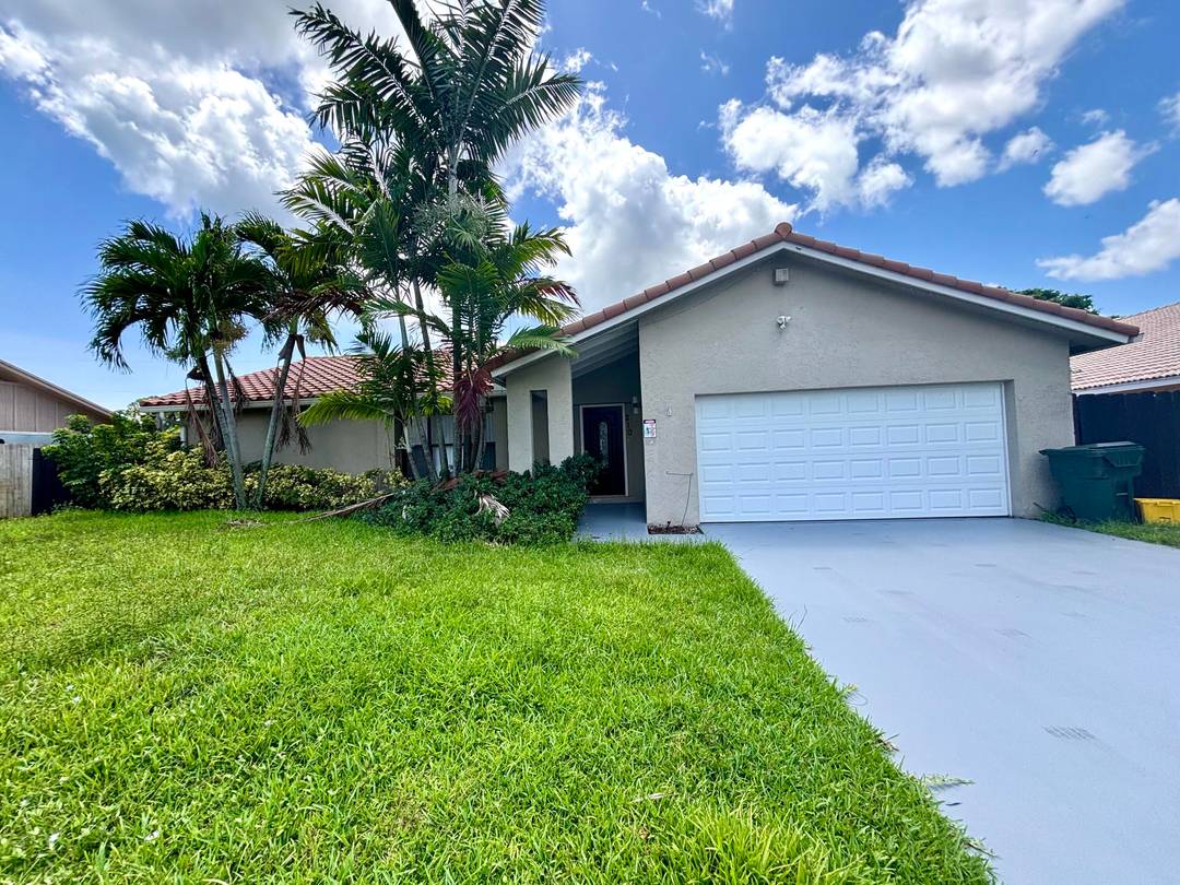 FAST EASY RENTAL ! Professional photos coming soon Welcome to this charming 3 bedrooms, 2 bathrooms residence located in the highly sought after Hidden Valley neighborhood of Boca Raton.