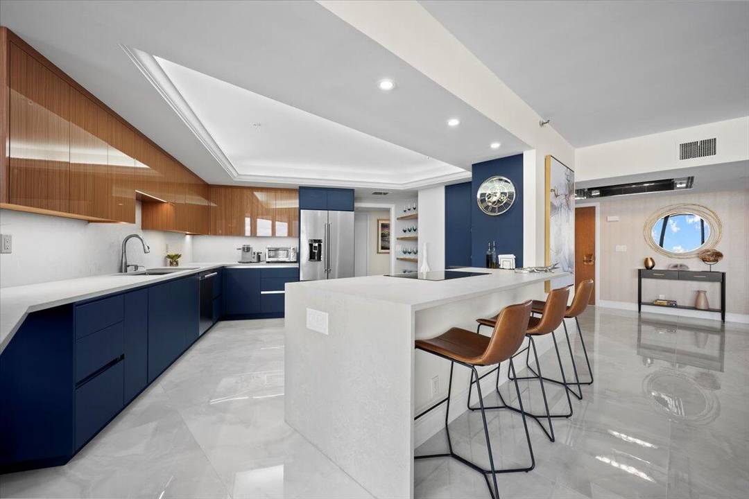 OLD PORT COVE LAKE POINT TOWER.