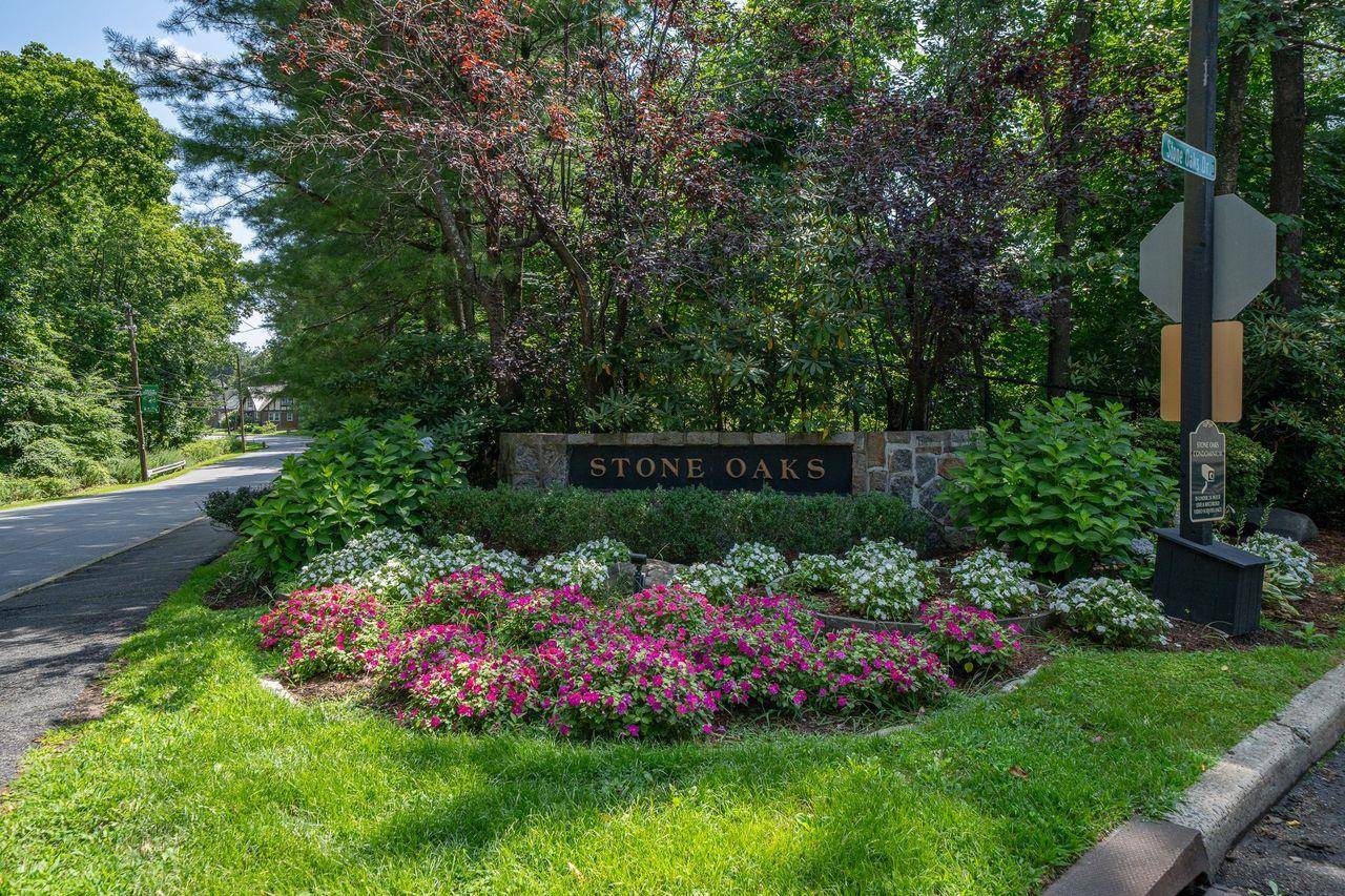 Luxury Townhouse with 3 levels located in a lovely quiet cul de sac in the sought after Stone Oaks.