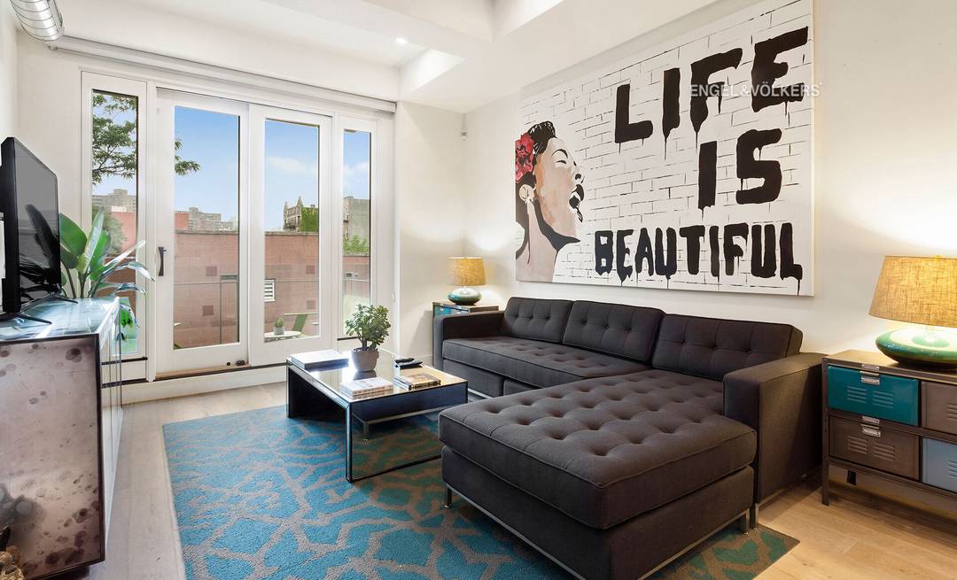 SLEEK DOWNTOWN CONDO Move in ready mint one bedroom with outdoor space.