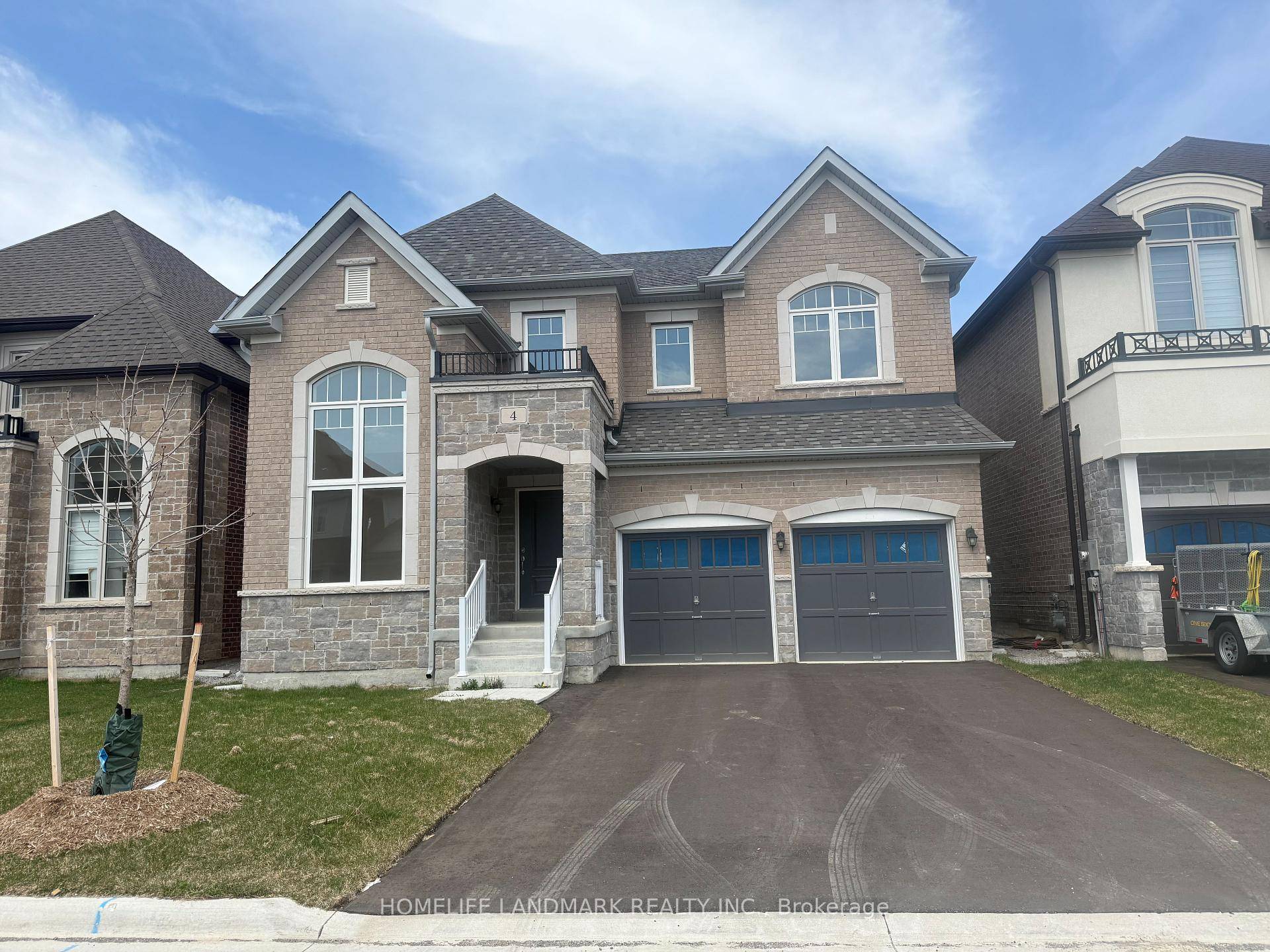 Stunning Detached Residence Situated On 42' Feet Frontage Premium Lot !