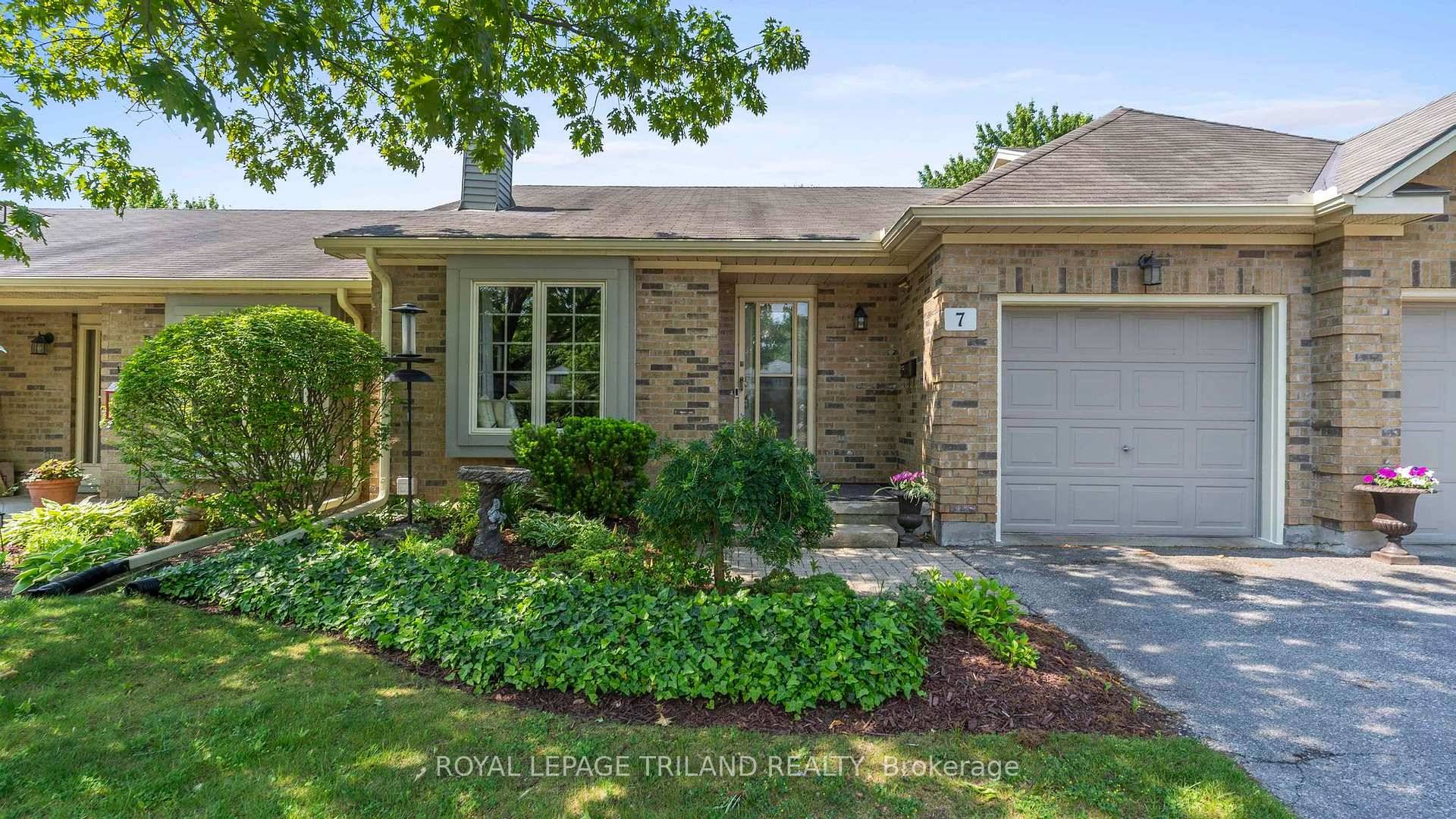 Welcome to this charming well maintained bungalow townhouse in a desirable complex, situated near East Park Golf Course.