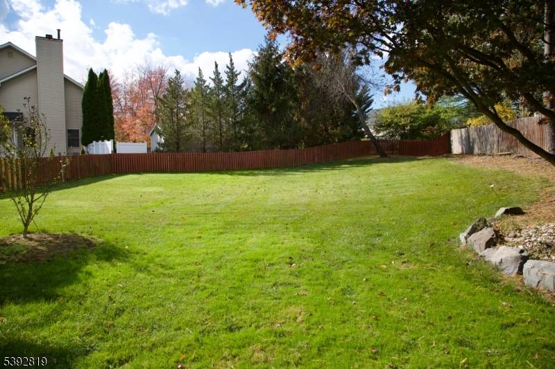 MAGNIFICENT, COLONIAL WITH NUMEROUS RENOVATIONS !