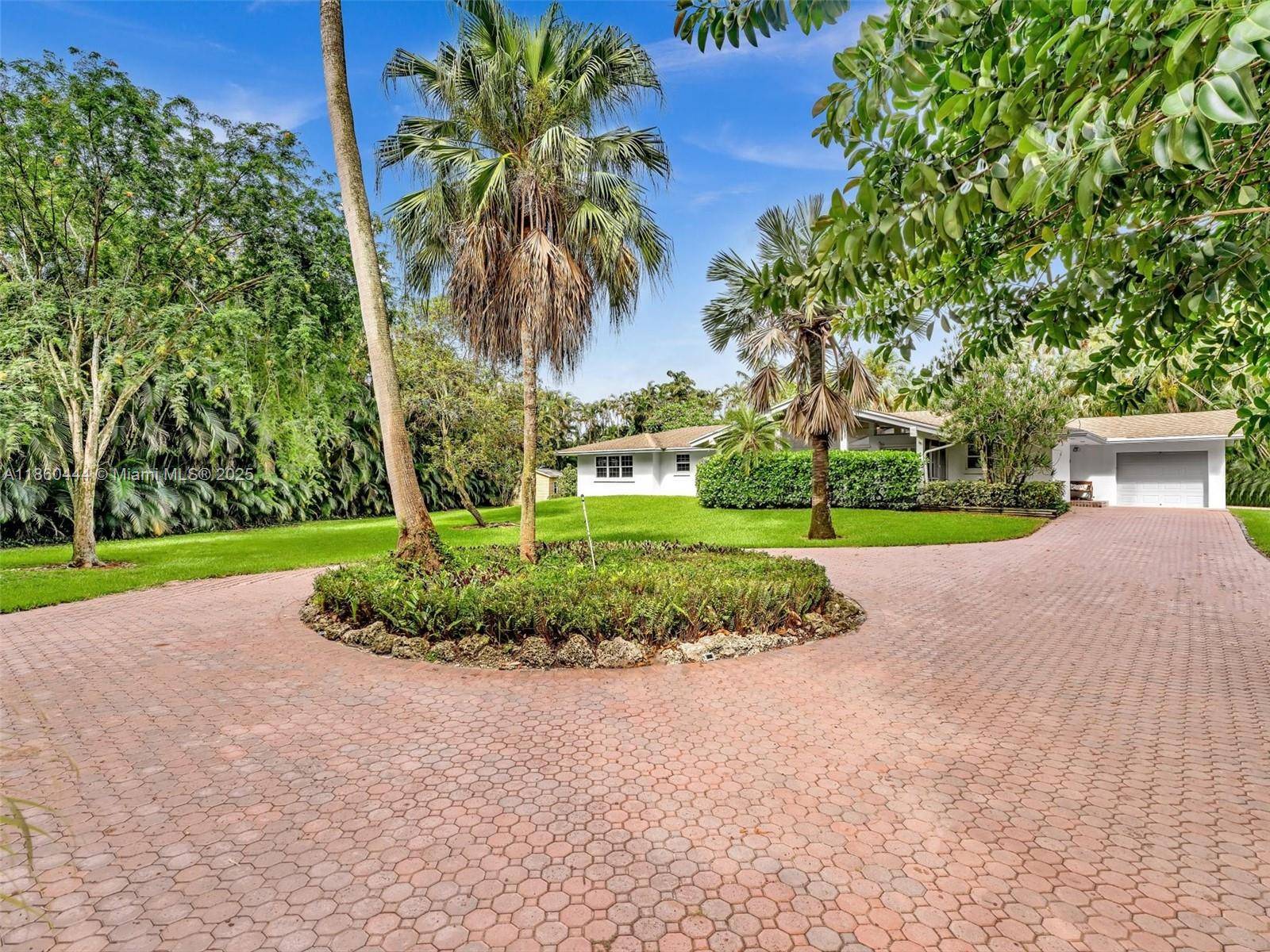 Location excelent ! ! Great fully renovated 3 bedroom, 2 bathroom single family home in the heart of Davie.
