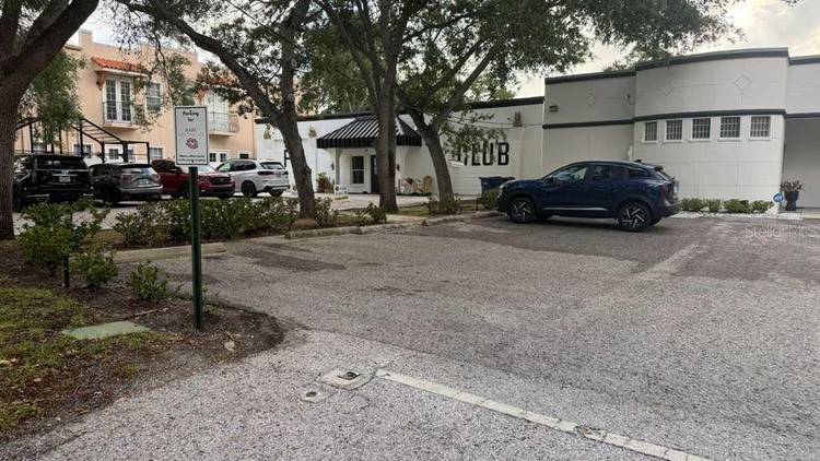 Excellent leasing opportunity within the highly desirable Memorial Hospital Medical District in South Tampa.
