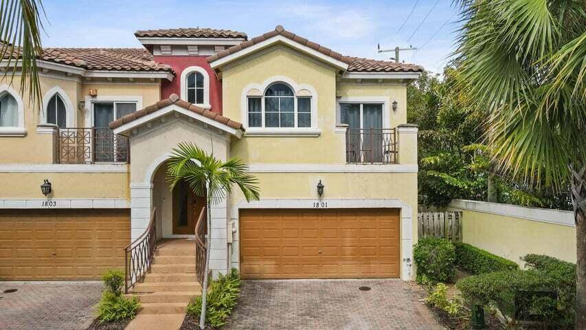 Corner Unit Townhome in Gated Boynton Beach Community !