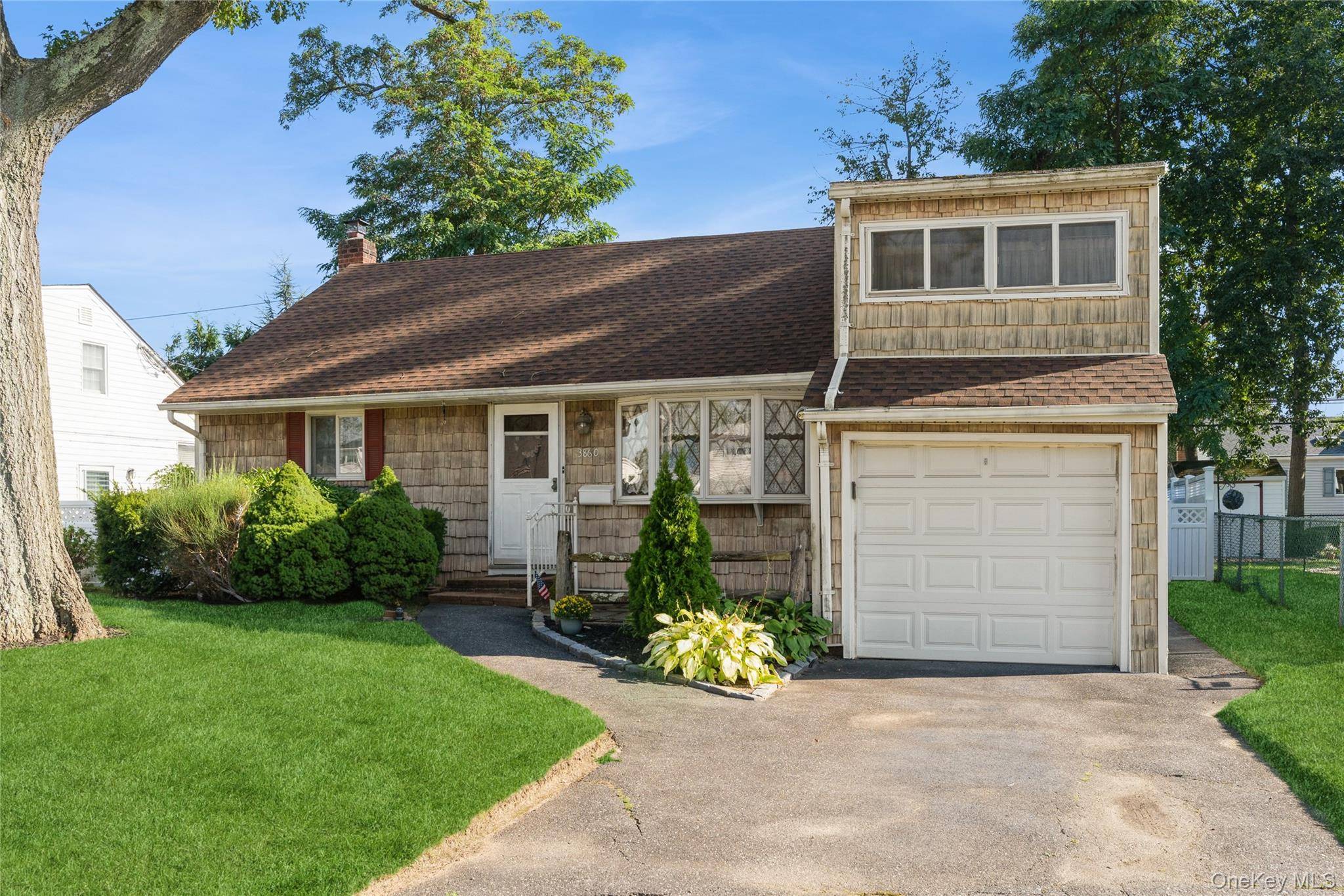 Welcome to this charming Expanded Ranch offering comfort, space, and functionality.