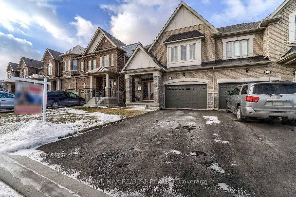This stunning, nearly 2100 sq ft rental comes loaded with top notch upgrades !