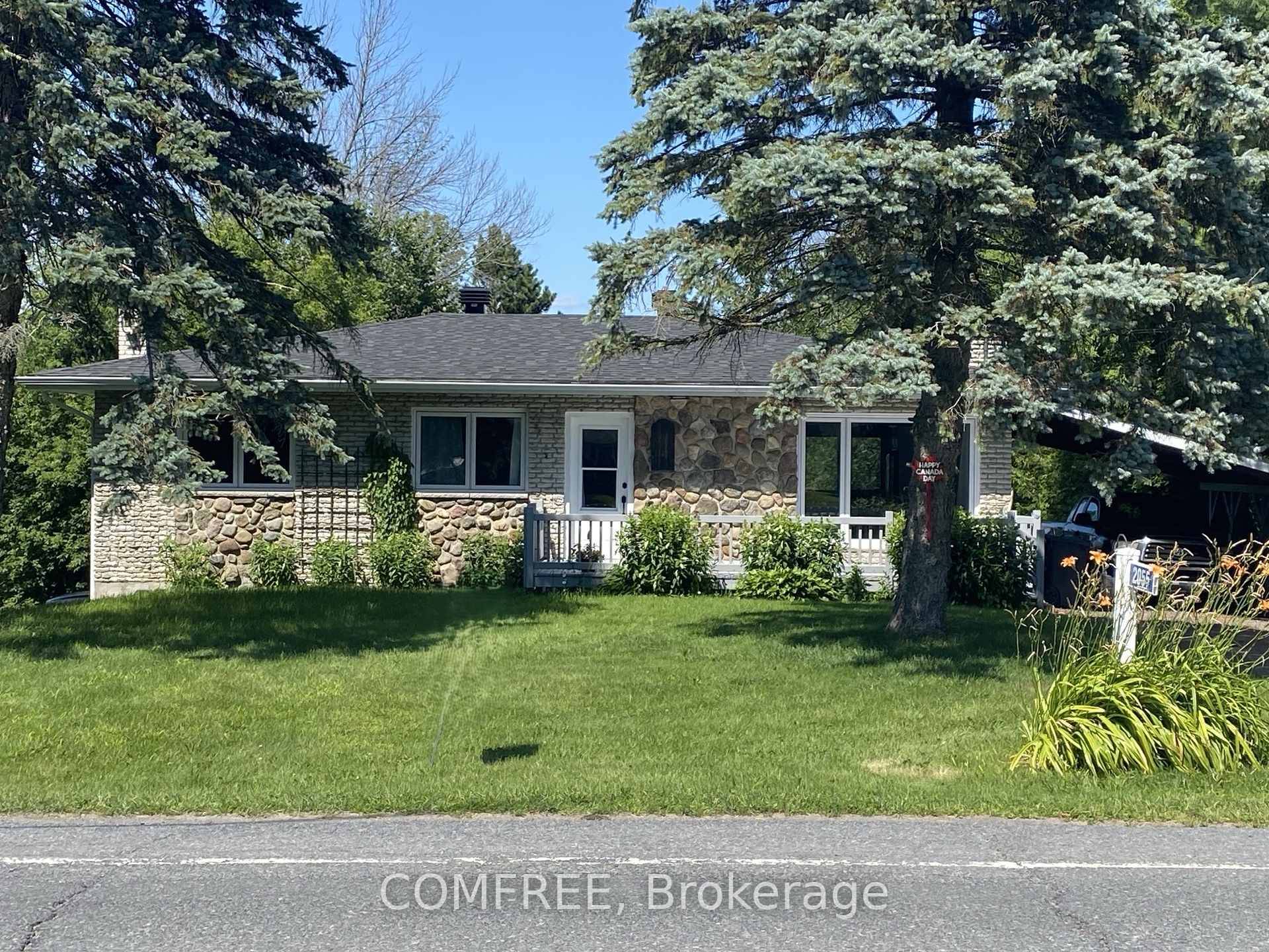 Nestled along the scenic Ottawa River in the tranquil village of Chute a Blondeau, this stunning 3 bedroom, 2 bathroom waterfront bungalow is the perfect blend of serenity and convenience.