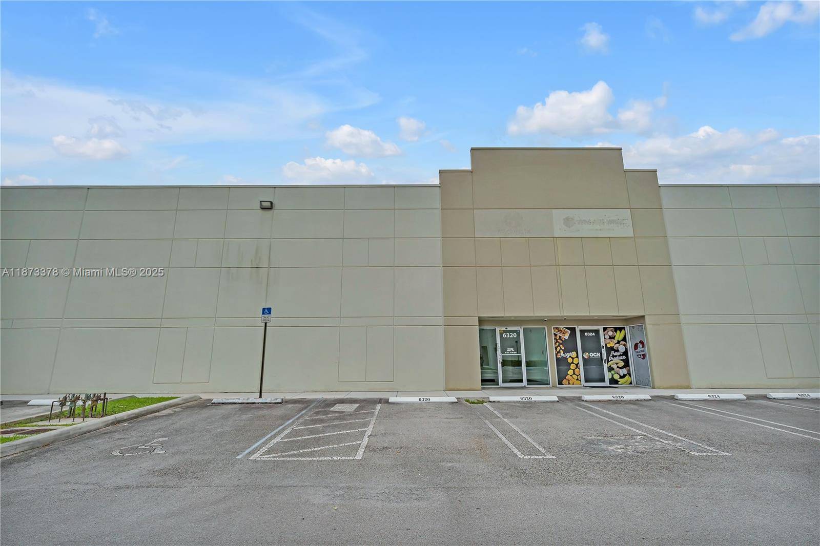 8, 750 SF TOTAL 2, 850 SF OFFICE ON TWO FLOORS PLATFORM DOCK WITH 5 TRUCK POSITIONS 1 DOUBLE WIDE DOOR 22' CLEAR CEILING HEIGHT 9 ON SITE PARKING SPACES ...