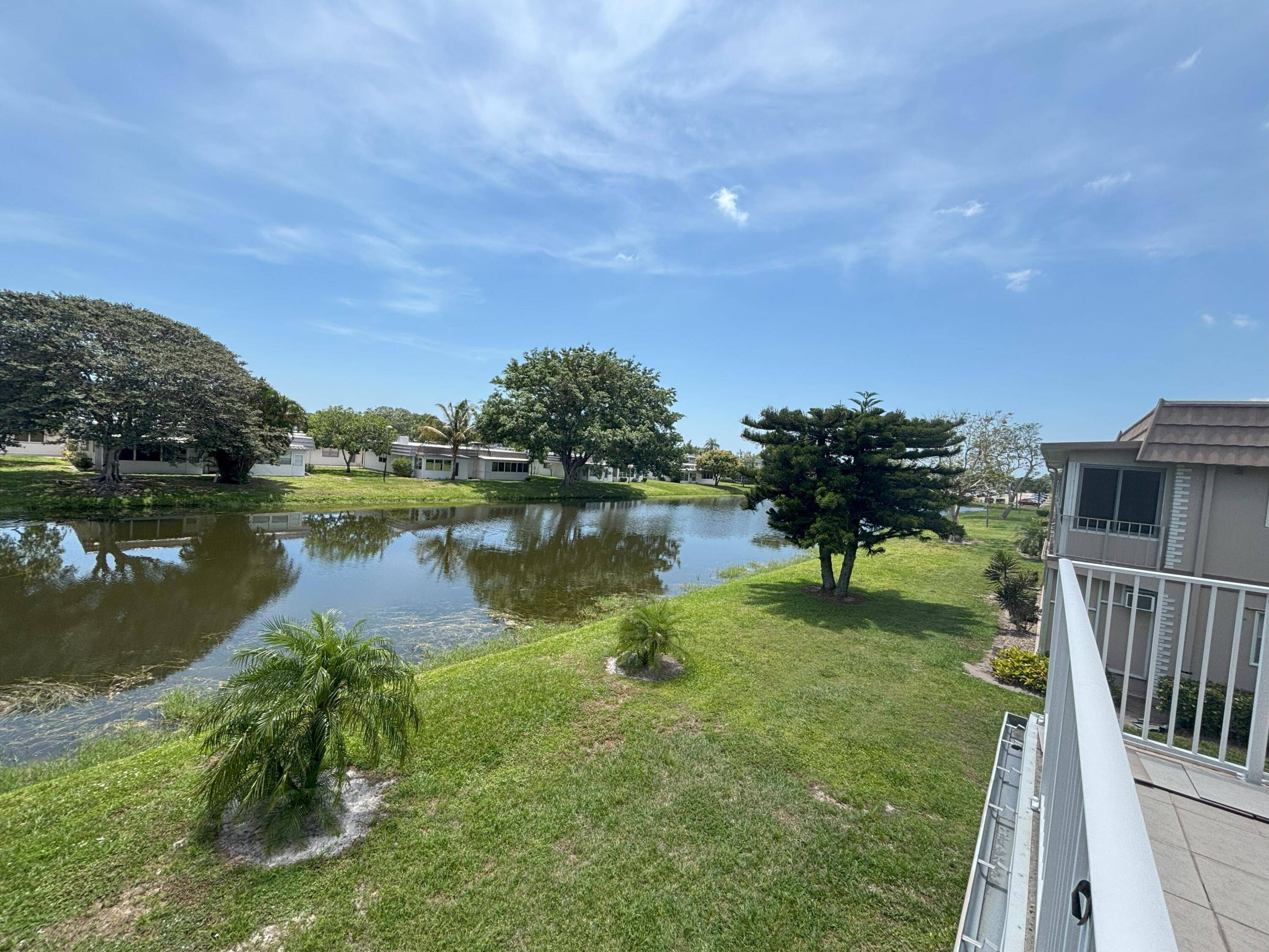 VIEW ! VIEW ! VIEW ! Beautiful waterfront unit !