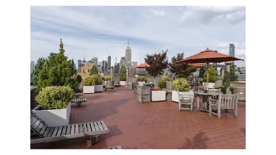 This gracious high floor one bedroom, one bathroom residence offers sweeping views over the West Village, Chelsea, and unforgettable sunsets over the Hudson River.