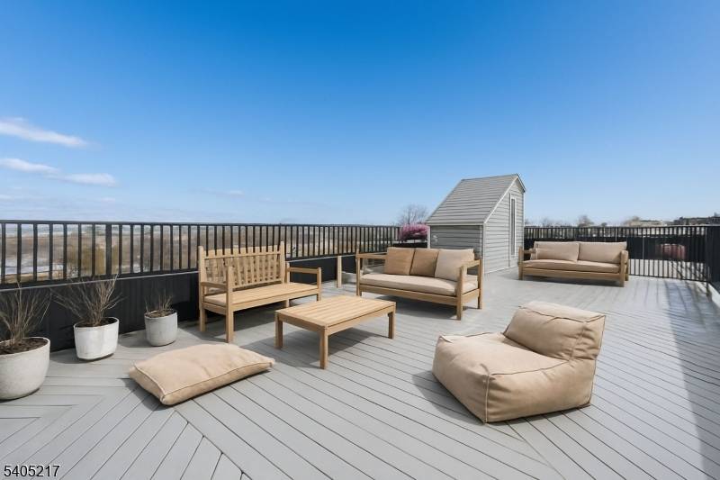 Move right into this stunning condo !