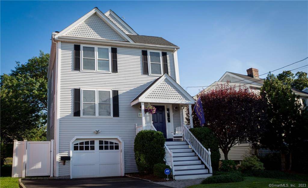 Enjoy your rooftop deck overlooking beautiful marshlands of Penfield Mills, perfect for stargazing, or just relaxing.