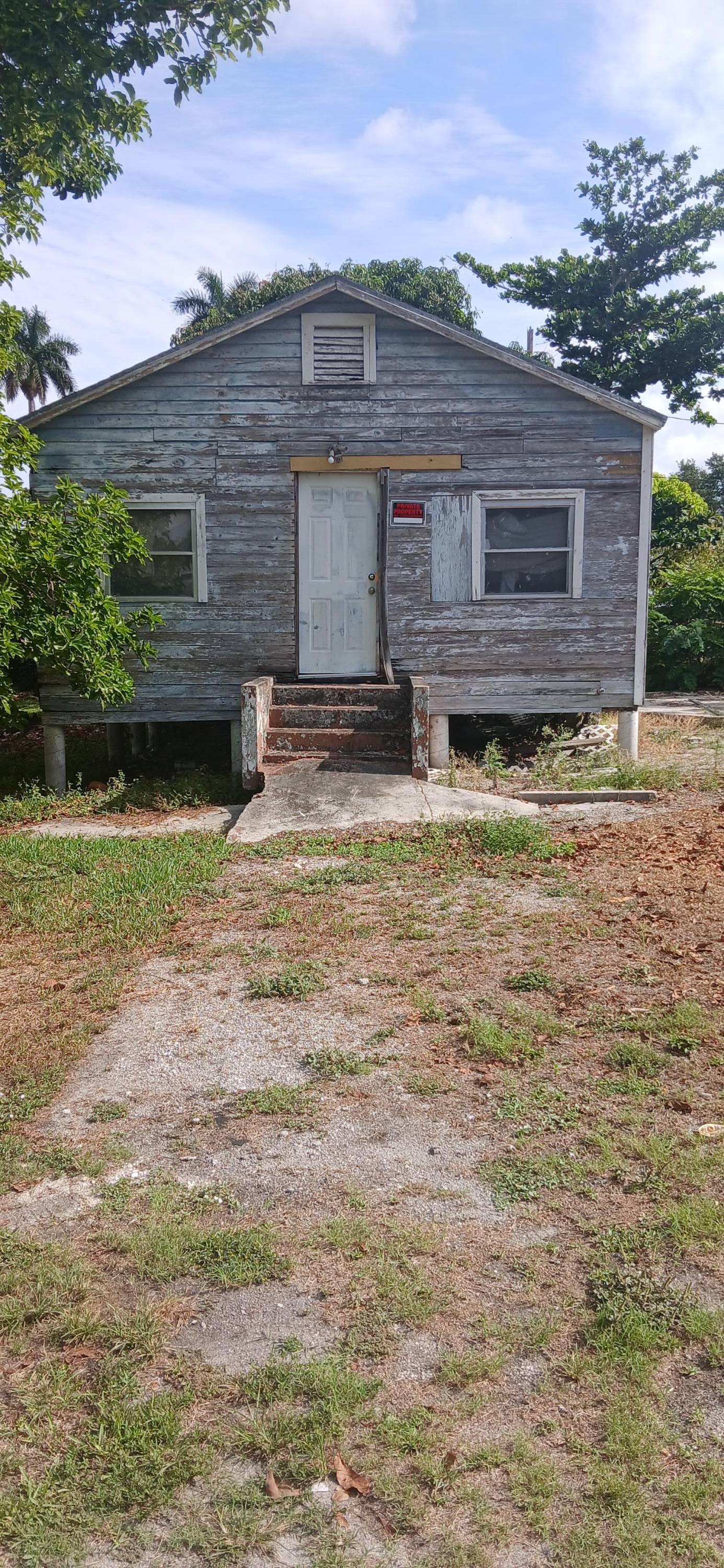 Welcome to an investment opportunity in Belle GladeThis structure sits on a double lot and is ready for an investor builder to develope a single or duplex or triplex1 block ...