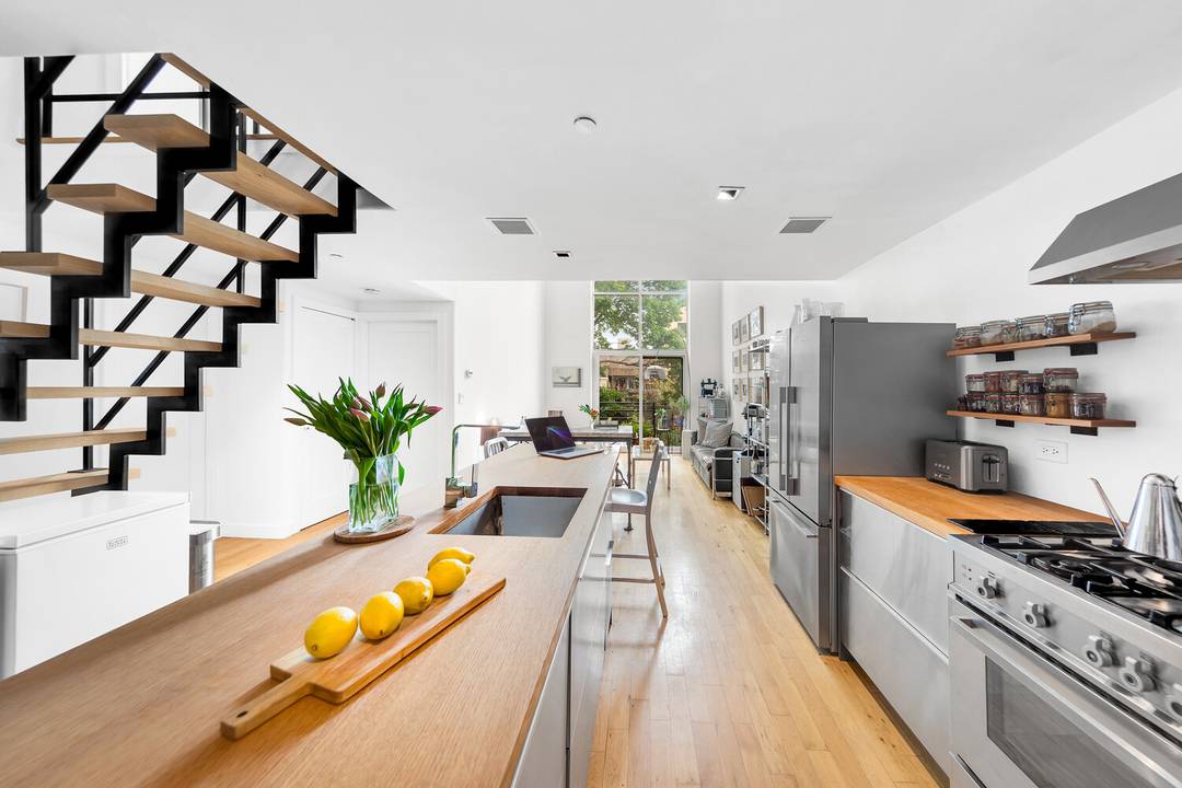 Magical bird song views await from this sun drenched, south facing loft featuring soaring 15.