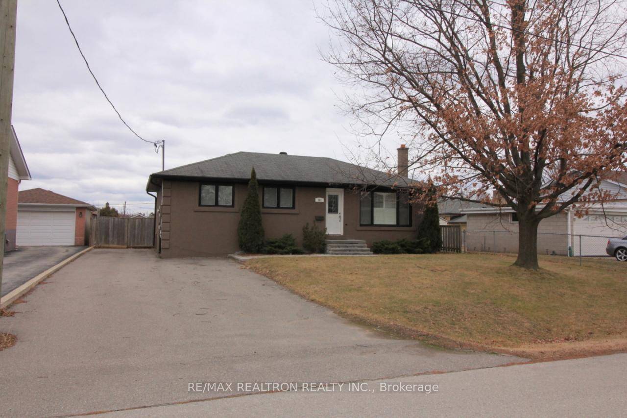 Cozy Bungalow with 3 2 Bedrooms 2Washrooms on a 60x143 Lot In A Mature Neighbourhood of West Oakwille.