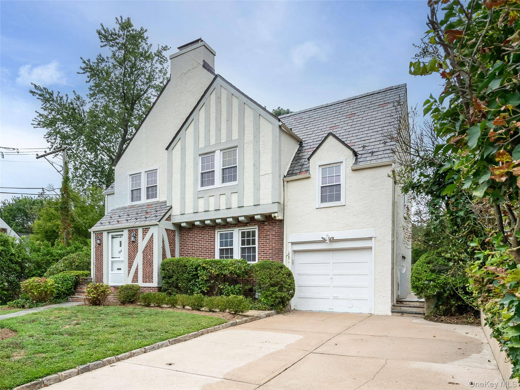 Lovely 4 Bedroom Home in the Heart of Manhasset Perfectly situated just minutes from the LIRR, town shops, and Manhasset s middle and high schools, this charming 4 bedroom, 3 ...