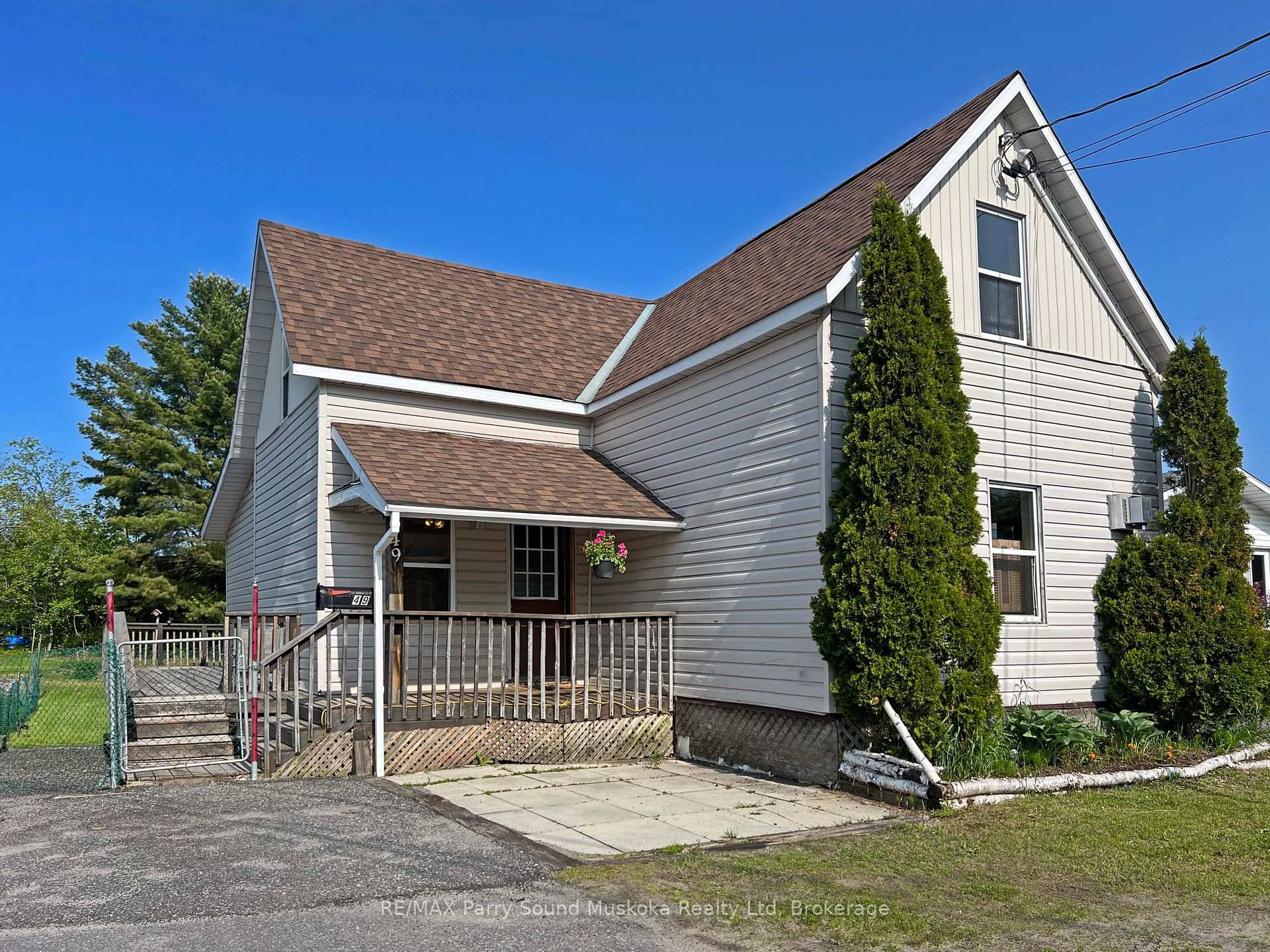 SPACIOUS STARTER HOME ! PREMIUM FENCED YARD !