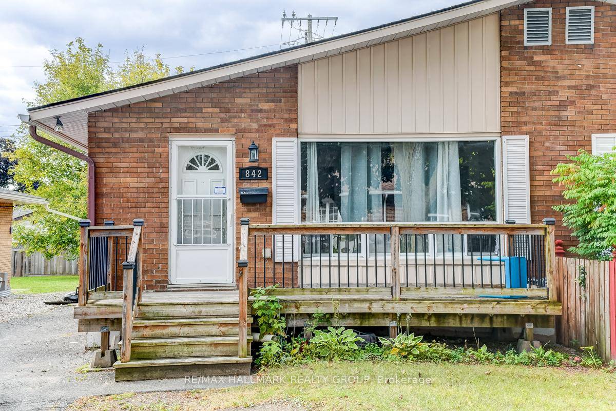 This modern 2 bedroom, 1 bathroom unit offers comfortable living with practical features.