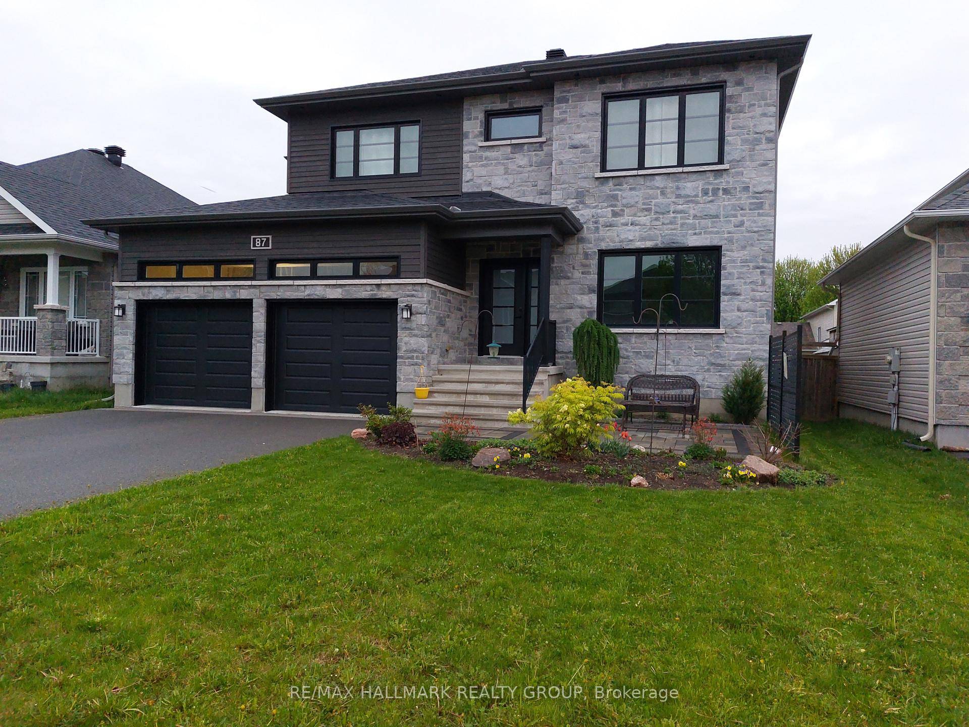 Welcome to 87 Cobblestone, a gorgeous family home that combines elegance and functionality !