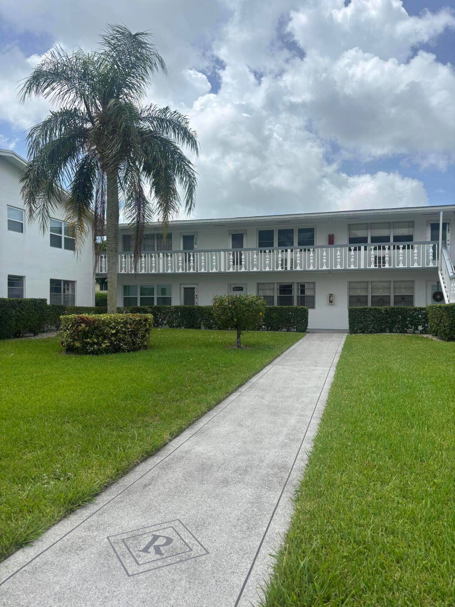 Beautifully renovated and move in ready ground floor unit situated in Century village known for its resort style social living.
