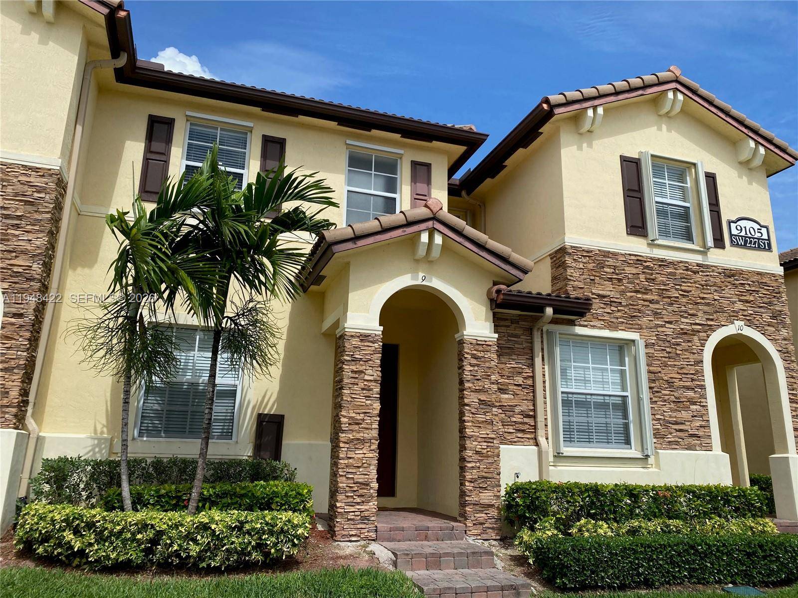 SPACIOUS TOWNHOME IN THE DESIRABLE ISLES AT BAYSHORE COMMUNITY !