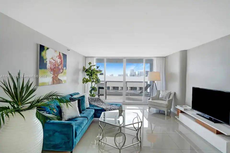 For Rent 1 bedroom, 1. 5 bathroom fully furnished modern condo in the heart of Miami with panoramic views of Biscayne Bay and Miami skyline.