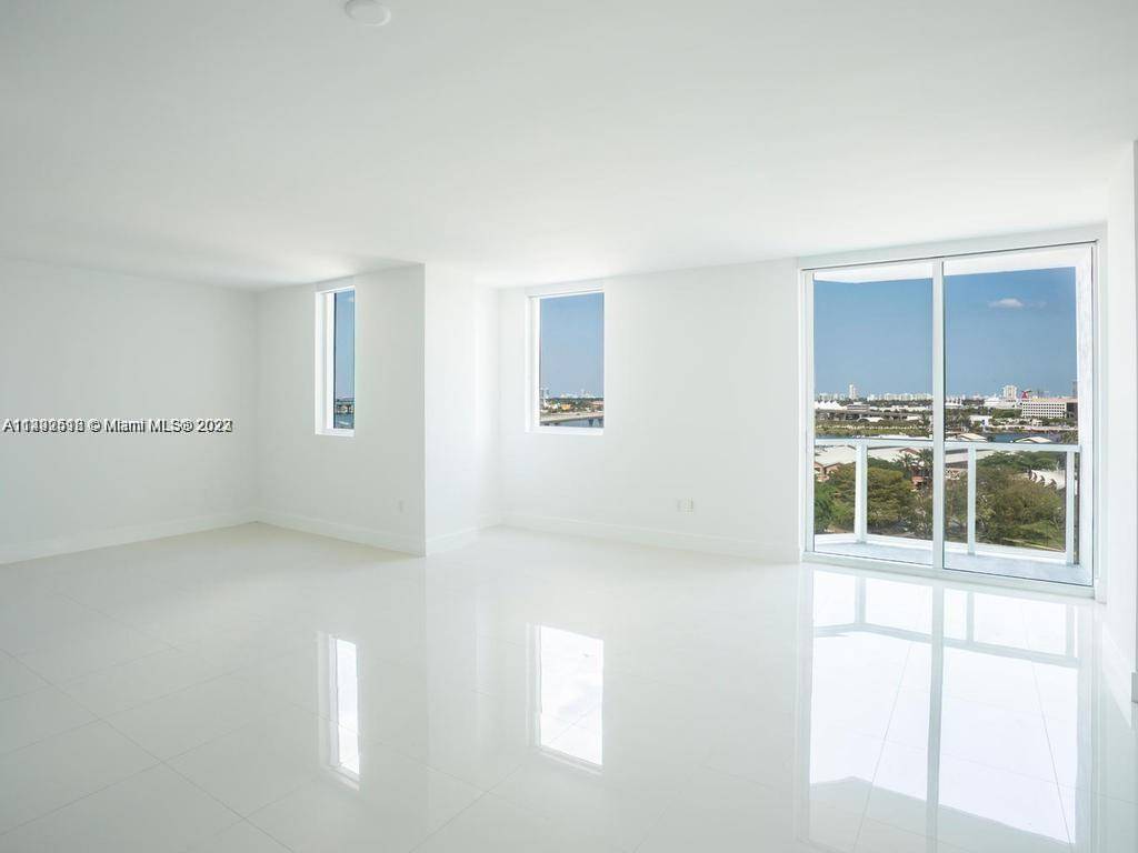 Beautiful Views ! Central location near Miami Dade Collage, Bayside Marketplace, museums, opera house, restaurants, Whole Foods and Brickell area.