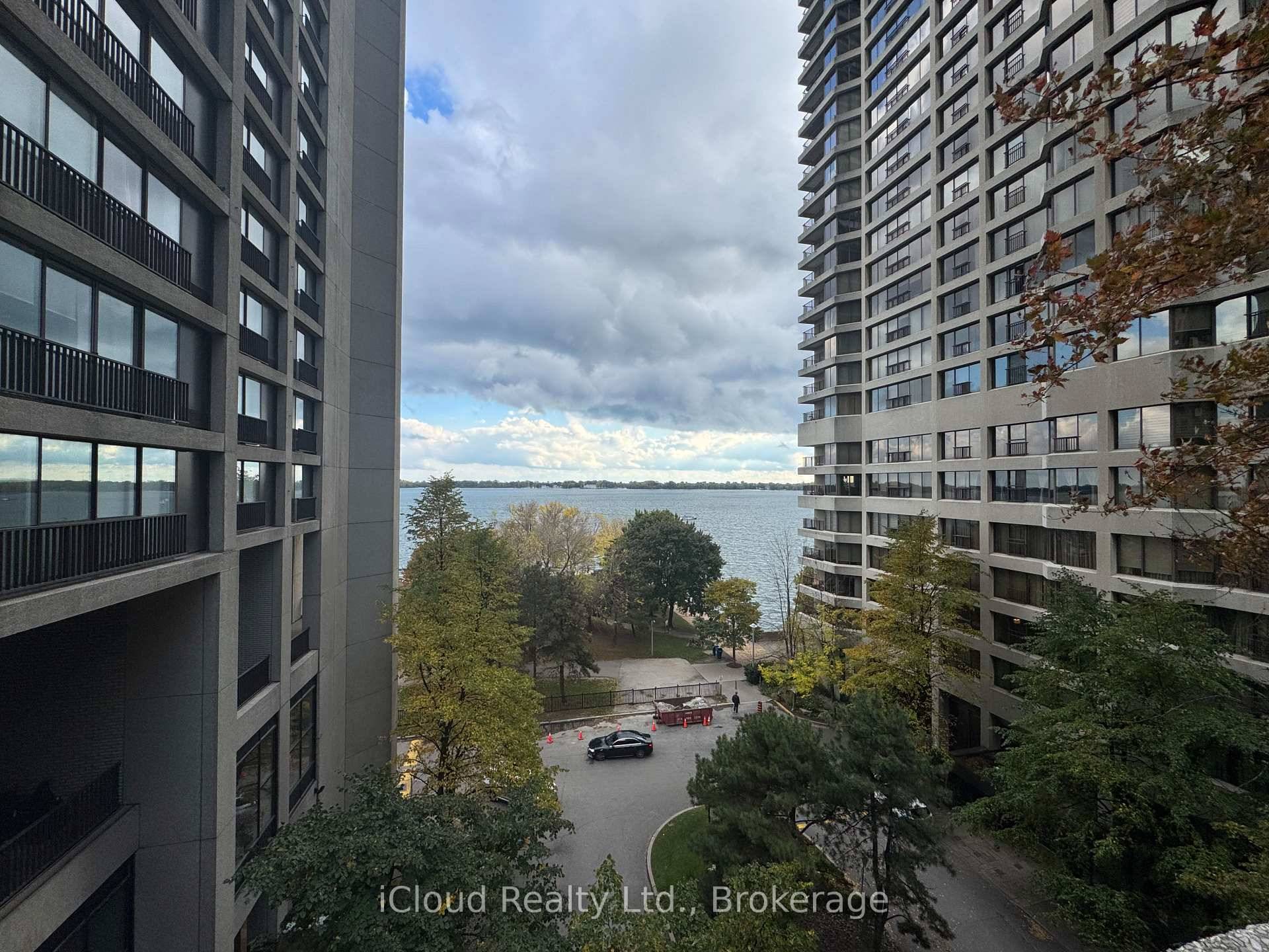 All inclusive Move In Ready 1 Bedroom Condo in a Prime Downtown Toronto Location !