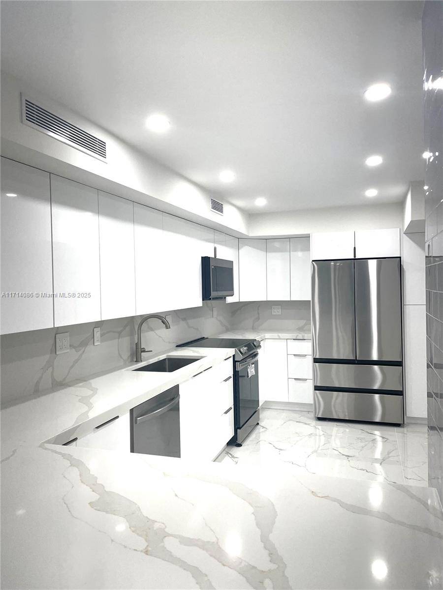 Fully renovated unit, South East Ocean view, on 9th floor.