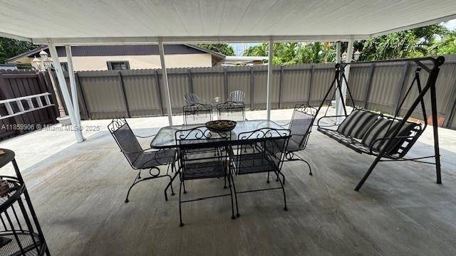 Cozy corner Townhouse, Very well kept with Tile throughout, excellent neighborhood, AC 2 years, appliances as new, roof in perfect condition, shore hurricane, metal fence, large closed terrace, Laundry, storage ...