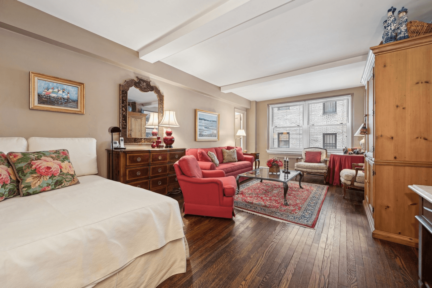 The largest of the Eastgate studios, this prewar home boasts a large living area and separate eat in kitchen on a lovely tree lined block just steps off Third Avenue.