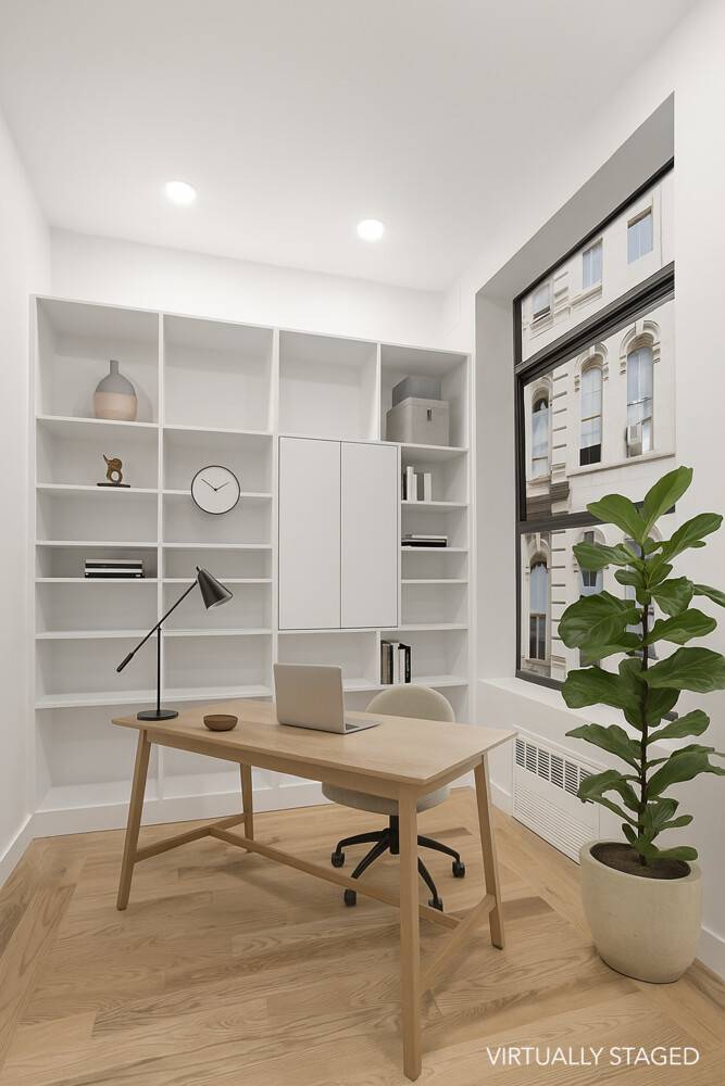 This newly renovated three bedroom, three bathroom loft combines dramatic scale, soaring ceilings, and modern upgrades with the privacy of a boutique Flatiron residence.