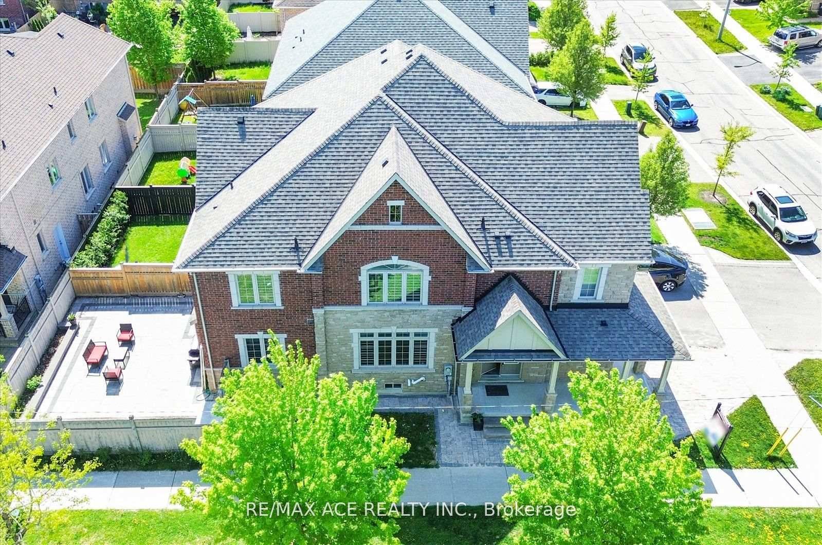 Welcome to Gorgeous Arista's built 4 bedroom, 3 washroom semi detached home in the heart of the high demand Bathurst Manor community.