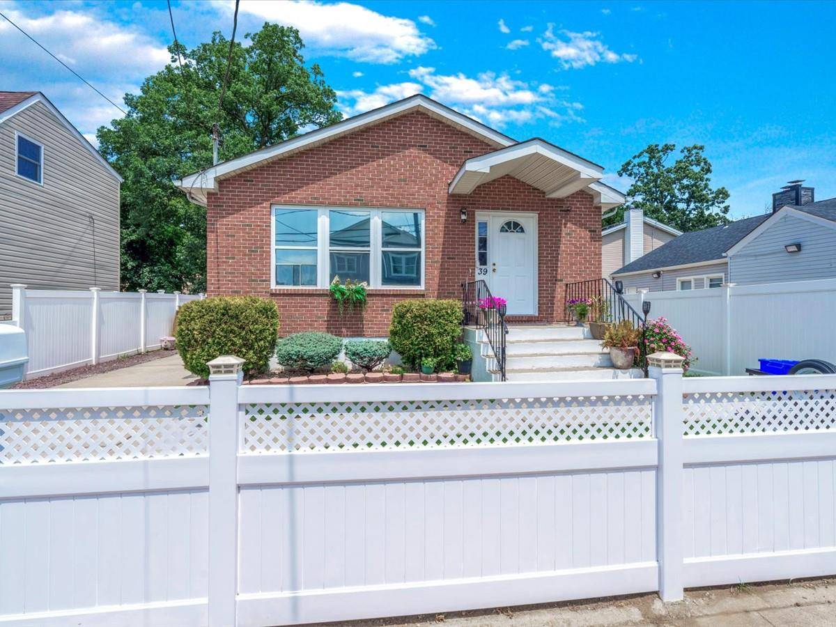 Discover this amazing 3 bedroom, 2 bathroom home that offers a surprising amount of space and versatility.
