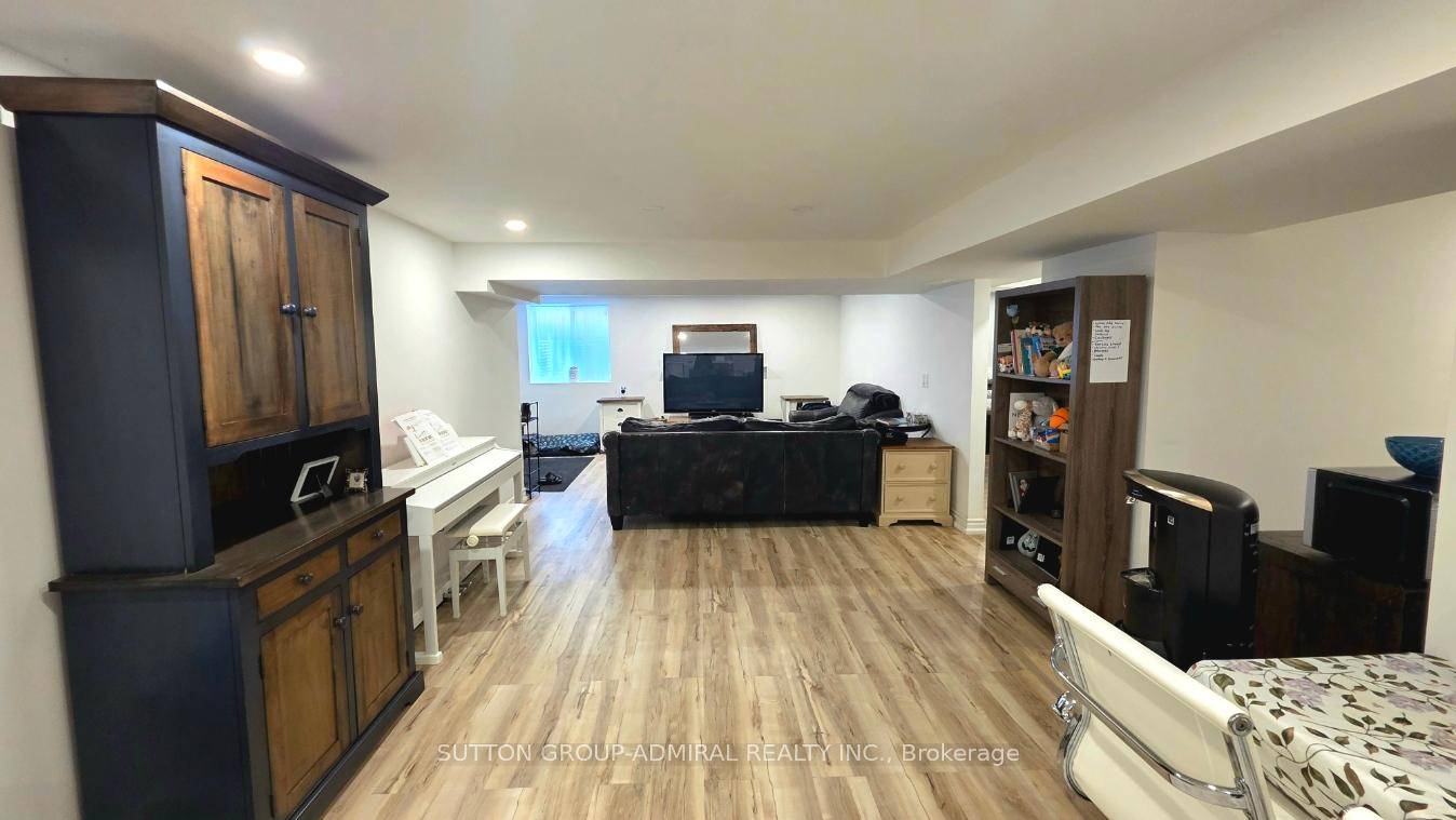 This beautifully maintained unit is located in a quiet cul de sac within Richmond Hills sought after Doncrest community just minutes from Bayview Ave amp ; 16th Ave, offering unmatched ...