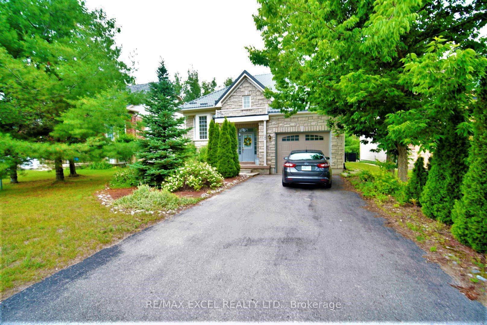 Beautiful 2 Bedrooms Bungalow For Rent In Popular Pine Valley Estates In Wasaga Beach.